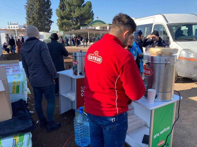 turkiyenin-yuzu-caykur-deprem-bolgelerinde-sicak-cay-ikram-nokta-sayisinda-100e-yaklasiyor-8.jpg