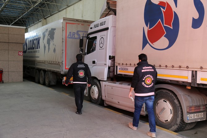 turkiyeye-11-tir-kacak-ceviz-ve-fistik-getirildi-(9).jpg