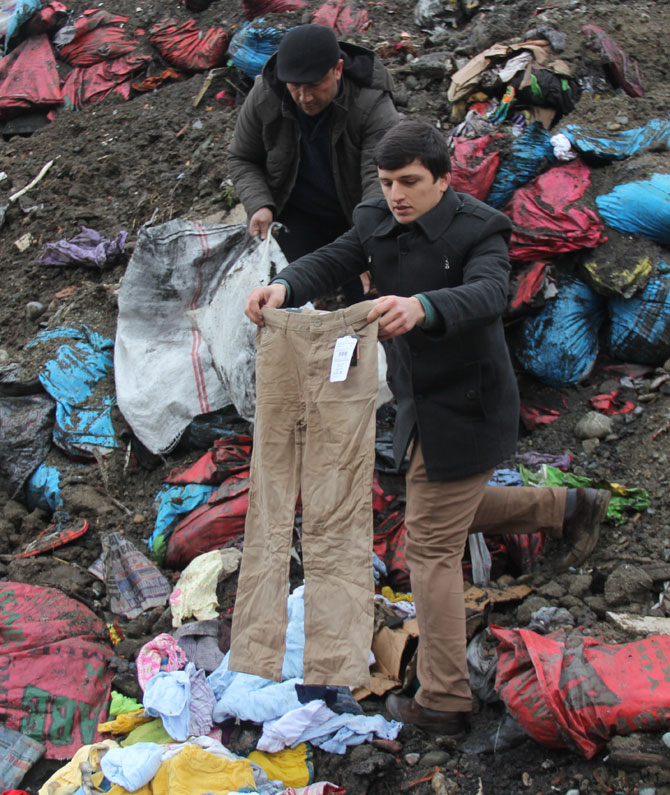 turkmenler-icin-toplanan-yardimlar-copten-cikti2.jpg turkmenler-icin-toplanan-yardimlar-copten-cikti2.jpg