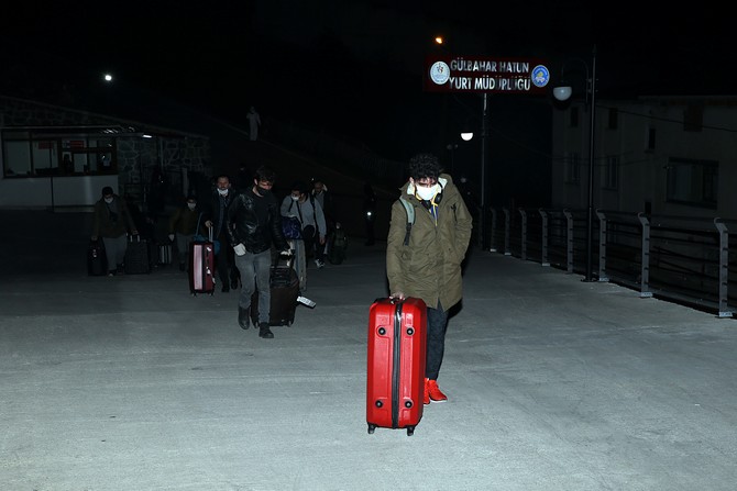 ukraynadan-310-turk-vatandasi-trabzona-getirildi-(4).jpg
