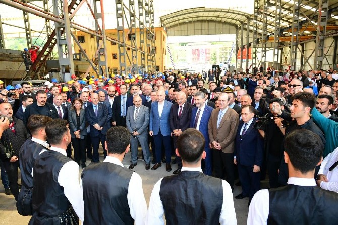 ulastirma-ve-altyapi-bakani-adil-karaismailoglu-surmenedeki-camburnu-tersanesinde-uretimi-yapilan-ergun-reis-a-balik-avlama-gemisinin-suya-indirilis-torenine-katildi-5.jpg