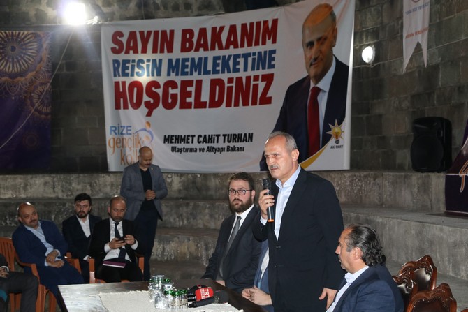 ulastirma-ve-altyapi-bakani-mehmet-cahit-turhan,-ak-parti-rize-genclik-kollarinin-duzenledigi-vefa-sahuru-programina-katildi-(2).jpg