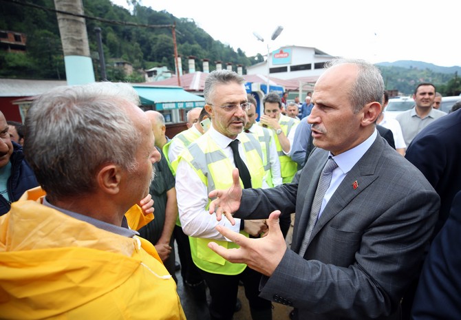 ulastirma-ve-altyapi-bakani-mehmet-cahit-turhan,-rize-merkeze-bagli-komurculer,-karasu-ve-ambarlik-koylerindeki-heyelan-ve-taskin-meydana-gelen-bolgelerde-incelemelerde-bulundu-(1).jpg