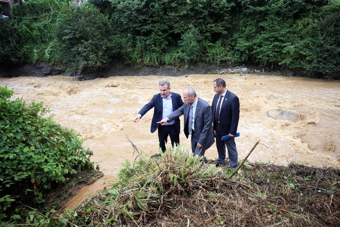 ulastirma-ve-altyapi-bakani-mehmet-cahit-turhan,-rize-merkeze-bagli-komurculer,-karasu-ve-ambarlik-koylerindeki-heyelan-ve-taskin-meydana-gelen-bolgelerde-incelemelerde-bulundu-(2).jpg