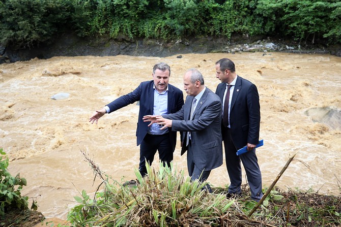 ulastirma-ve-altyapi-bakani-mehmet-cahit-turhan,-rize-merkeze-bagli-komurculer,-karasu-ve-ambarlik-koylerindeki-heyelan-ve-taskin-meydana-gelen-bolgelerde-incelemelerde-bulundu-(3).jpg