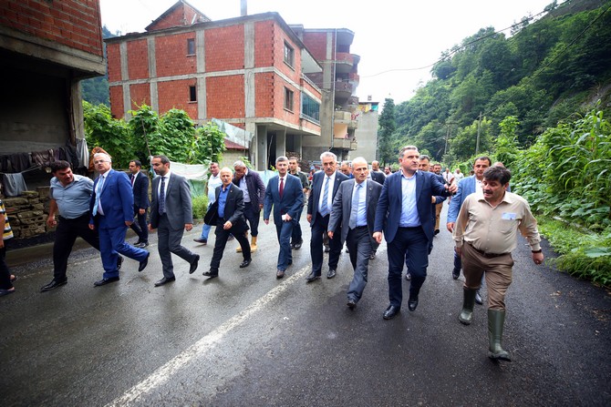 ulastirma-ve-altyapi-bakani-mehmet-cahit-turhan,-rize-merkeze-bagli-komurculer,-karasu-ve-ambarlik-koylerindeki-heyelan-ve-taskin-meydana-gelen-bolgelerde-incelemelerde-bulundu-(5).jpg