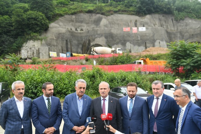 ulastirma-ve-altyapi-bakani-mehmet-cahit-turhan,-salarha-tuneli-insaatini-inceledi-(5).jpg