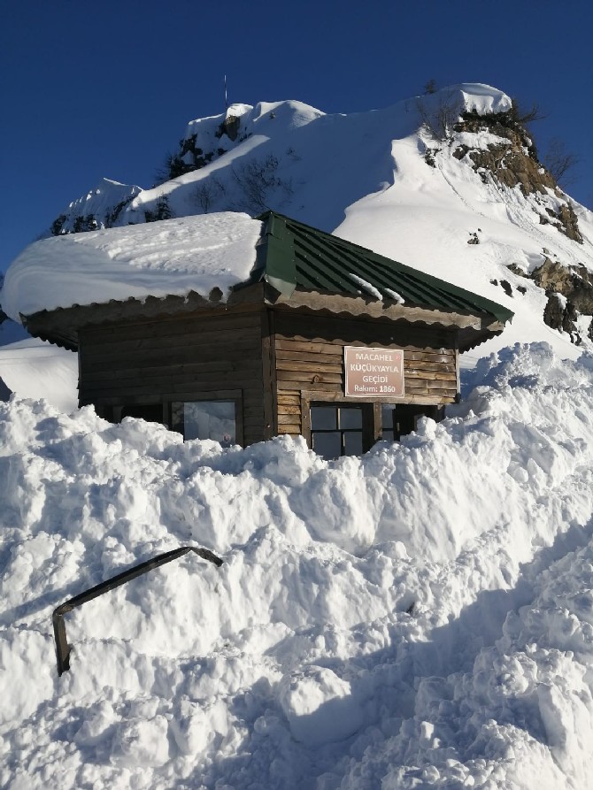 unesco-korumasi-altindaki-macahelde-kar-kalinligi-3-metreyi-buldu-(7).jpg