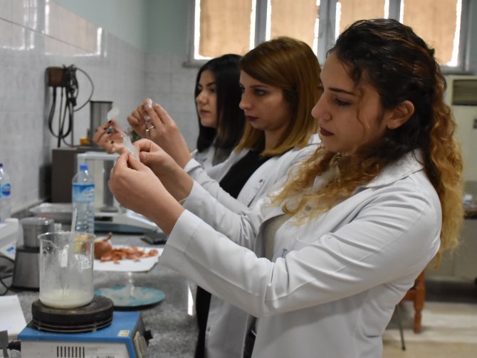 universite-ogrencileri-yenilebilir-plastik-uretti-2.jpg