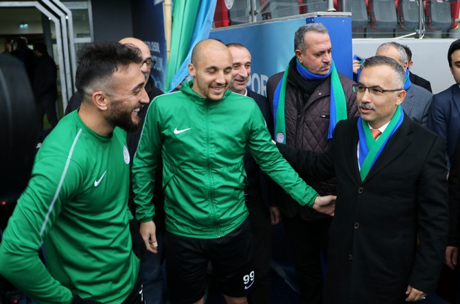 vali-ceber-150-kisiyle-caykur-rizespor-anrenmaninda-(20)-001.jpg