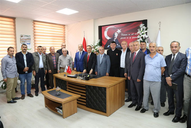 vali-ceber-ve-belediye-baskani-metin,-rize-muhtarlar-dernegini-ziyaret-etti-2.jpg