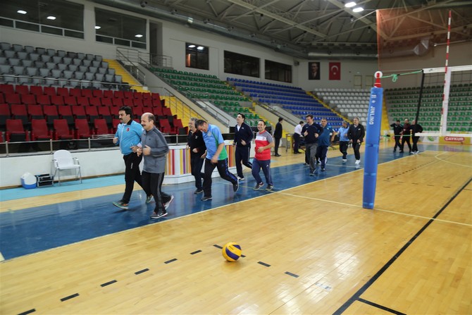 vali-ceber-ve-kurum-mudurleri,-gunun-stresini-spor-ile-atiyor-(1).jpg