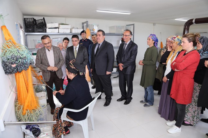 vali-kemal-ceber-kadin-balikcilar-ag-tamir-ve-imalat-atolyesi-ziyaret-etti-(3).jpg