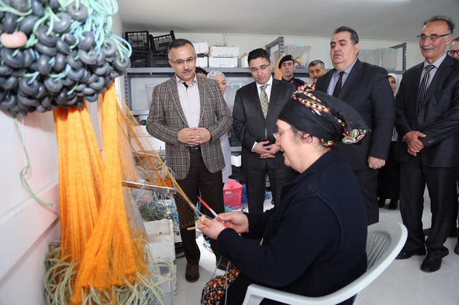 vali-kemal-ceber-kadin-balikcilar-ag-tamir-ve-imalat-atolyesi-ziyaret-etti-(5).jpg