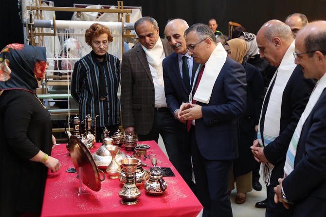 vali-kemal-yoresel-el-sanatlari-sergisinin-acilisini-yapti-(2).jpg
