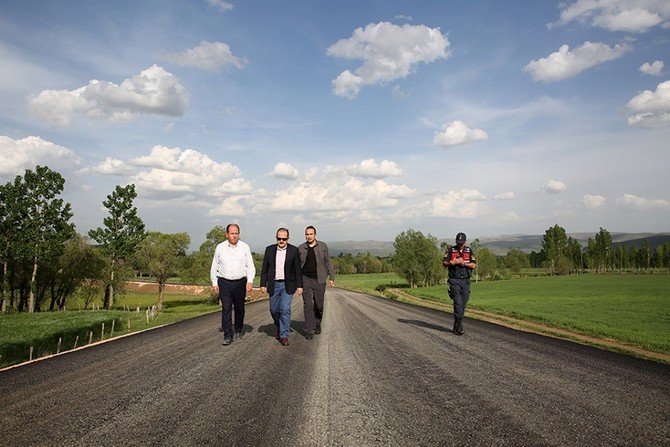 vali-pehlivan,-yesil-yol-projesi-bayburt-etabinda-devam-eden-asfaltlama-calismalarini-inceledi-(2).jpg