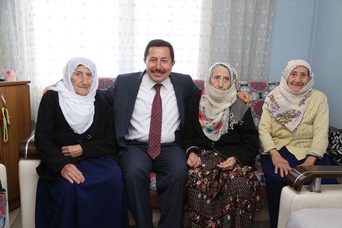 vali-ucuz-ninelere-misafir-oldu1.jpg vali-ucuz-ninelere-misafir-oldu1.jpg