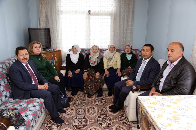 vali-ucuz-ninelere-misafir-oldu3.jpg vali-ucuz-ninelere-misafir-oldu3.jpg