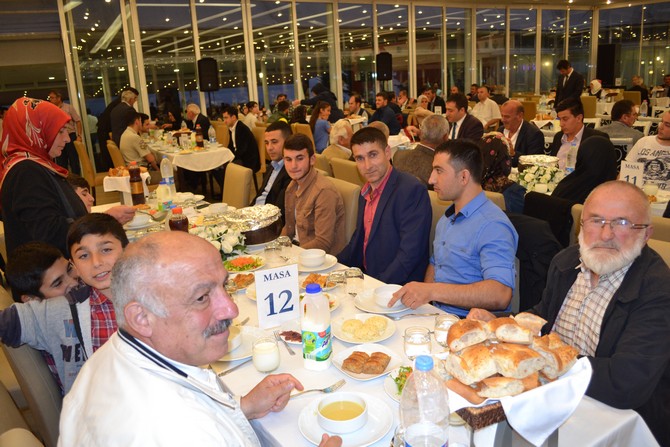 vali-yazici,-sehit-ve-gazi-yakinlari-ile-iftarda-bulustu-(1)-001.jpg