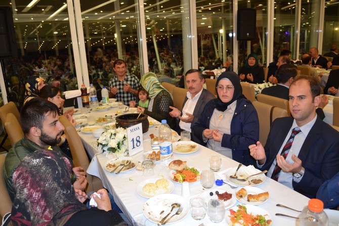 vali-yazici,-sehit-ve-gazi-yakinlari-ile-iftarda-bulustu-(12).jpg