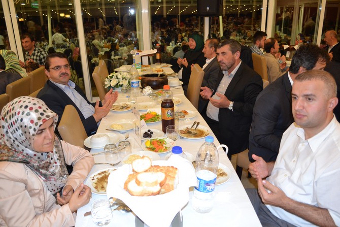 vali-yazici,-sehit-ve-gazi-yakinlari-ile-iftarda-bulustu-(13).jpg
