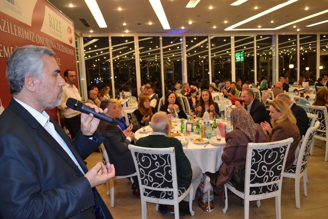 vali-yazici,-sehit-ve-gazi-yakinlari-ile-iftarda-bulustu-(14).jpg