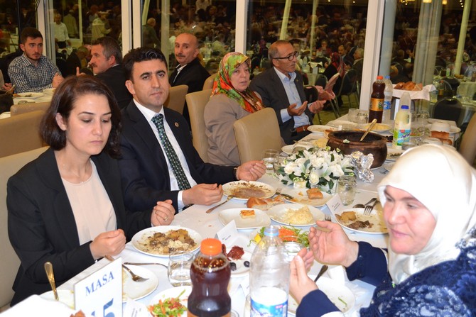 vali-yazici,-sehit-ve-gazi-yakinlari-ile-iftarda-bulustu-(15).jpg