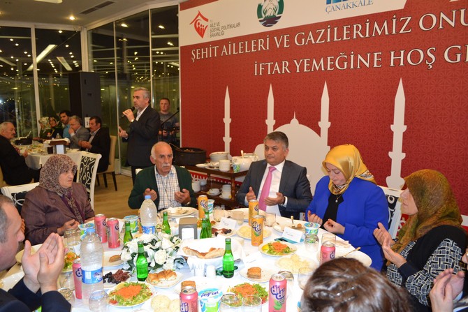 vali-yazici,-sehit-ve-gazi-yakinlari-ile-iftarda-bulustu-(16).jpg