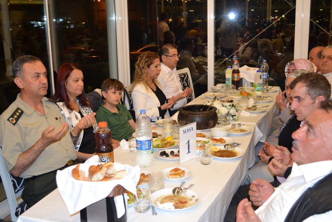vali-yazici,-sehit-ve-gazi-yakinlari-ile-iftarda-bulustu-(17).jpg