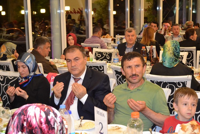 vali-yazici,-sehit-ve-gazi-yakinlari-ile-iftarda-bulustu-(18).jpg