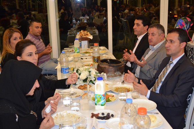 vali-yazici,-sehit-ve-gazi-yakinlari-ile-iftarda-bulustu-(19).jpg