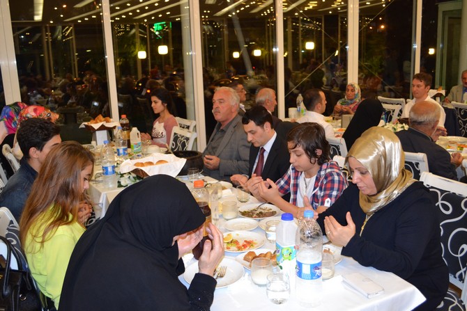 vali-yazici,-sehit-ve-gazi-yakinlari-ile-iftarda-bulustu-(20).jpg