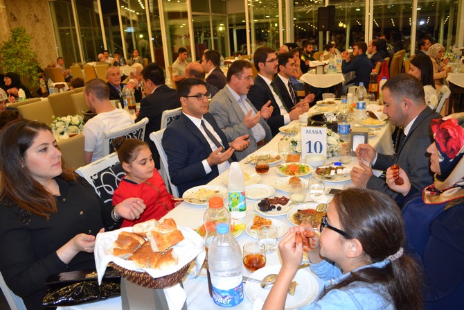 vali-yazici,-sehit-ve-gazi-yakinlari-ile-iftarda-bulustu-(21).jpg