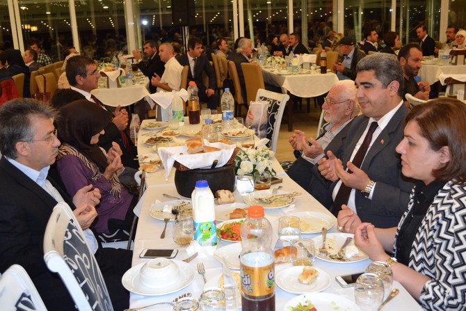 vali-yazici,-sehit-ve-gazi-yakinlari-ile-iftarda-bulustu-(22).jpg