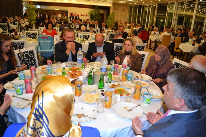 vali-yazici,-sehit-ve-gazi-yakinlari-ile-iftarda-bulustu-(23).jpg