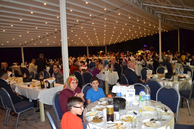 vali-yazici,-sehit-ve-gazi-yakinlari-ile-iftarda-bulustu-(24).jpg