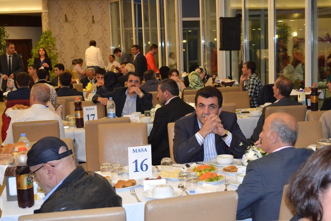vali-yazici,-sehit-ve-gazi-yakinlari-ile-iftarda-bulustu-(4).jpg