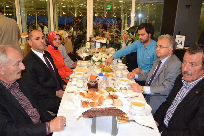 vali-yazici,-sehit-ve-gazi-yakinlari-ile-iftarda-bulustu-(5).jpg