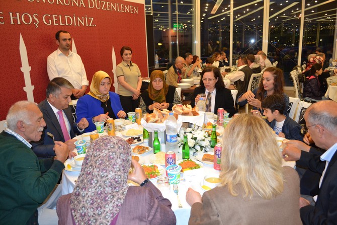 vali-yazici,-sehit-ve-gazi-yakinlari-ile-iftarda-bulustu-(6).jpg