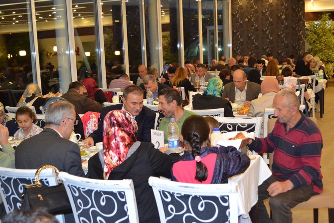 vali-yazici,-sehit-ve-gazi-yakinlari-ile-iftarda-bulustu-(8).jpg