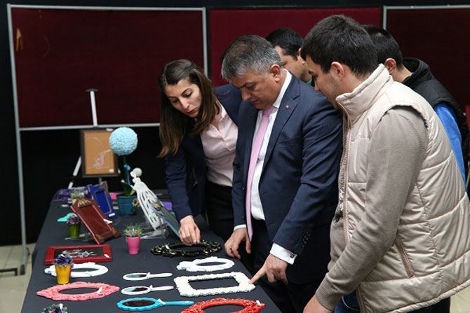 vali-yazici-ile-baskan-kasap’i-sasirtan-sergi-1.jpg vali-yazici-ile-baskan-kasap’i-sasirtan-sergi-1.jpg