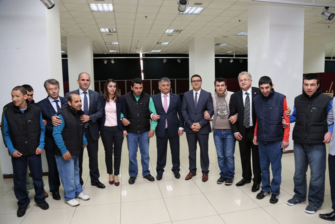 vali-yazici-ile-baskan-kasap’i-sasirtan-sergi-8.jpg vali-yazici-ile-baskan-kasap’i-sasirtan-sergi-8.jpg