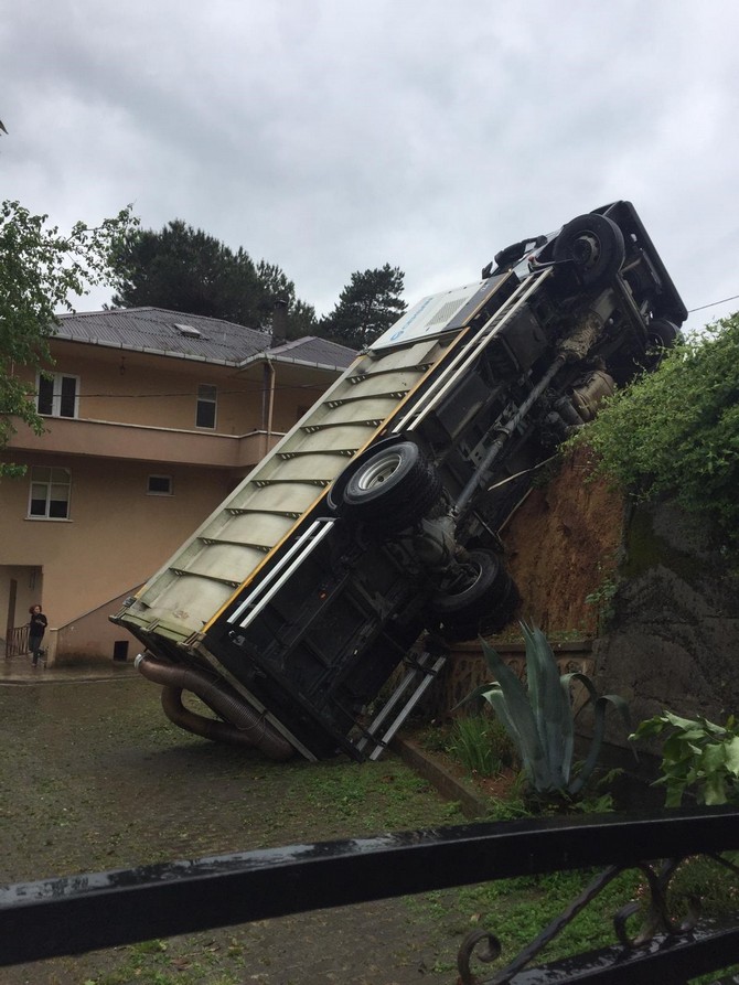 viraji-alamayan-cay-kamyonu-evin-bahcesine-devrildi-(1).jpg