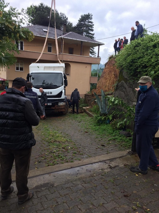 viraji-alamayan-cay-kamyonu-evin-bahcesine-devrildi-(2).jpg