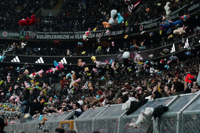 vodafone-park-tribunlerini-dolduran-besiktasli-taraftarlar-depremzede-cocuklara-gonderilmek-uzere-getirdikleri-oyuncuklari-sahaya-atti-1.jpg