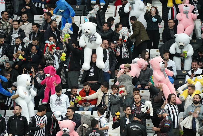 vodafone-park-tribunlerini-dolduran-besiktasli-taraftarlar-depremzede-cocuklara-gonderilmek-uzere-getirdikleri-oyuncuklari-sahaya-atti-3.jpg