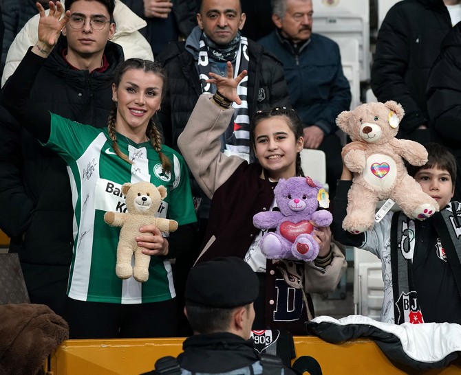 vodafone-park-tribunlerini-dolduran-besiktasli-taraftarlar-depremzede-cocuklara-gonderilmek-uzere-getirdikleri-oyuncuklari-sahaya-atti-4.jpg