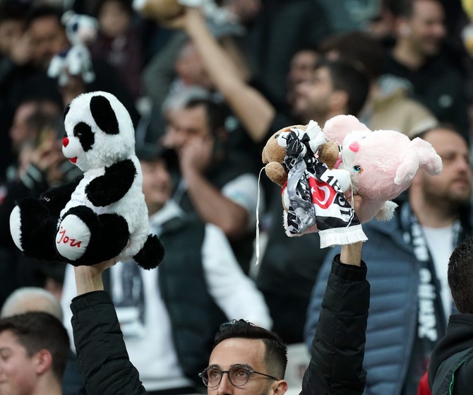 vodafone-park-tribunlerini-dolduran-besiktasli-taraftarlar-depremzede-cocuklara-gonderilmek-uzere-getirdikleri-oyuncuklari-sahaya-atti-5.jpg
