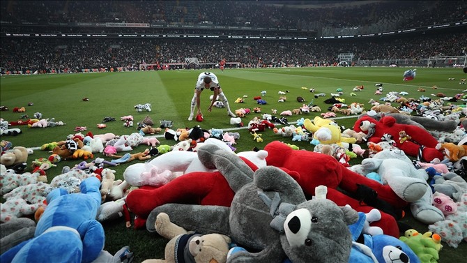 vodafone-park-tribunlerini-dolduran-besiktasli-taraftarlar-depremzede-cocuklara-gonderilmek-uzere-getirdikleri-oyuncuklari-sahaya-atti-6.jpg