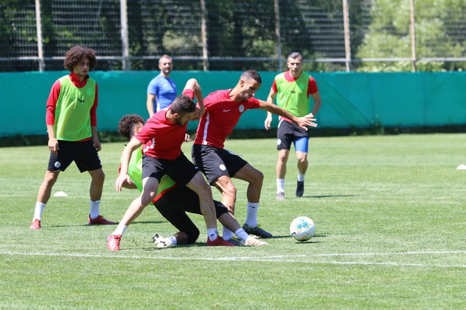 yeni-sezon-hazirliklarina-boluda-devam-eden-super-lig-takimlarindan-caykur-rizespor,-yaptigi-antrenmanla-hazirliklarini-surdurdu-(1).jpg
